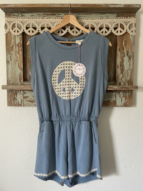 Umgee Pants - Umgee Light Denim Mineral Washed French Terry Peace Sign Romper.
Size Small
NWT